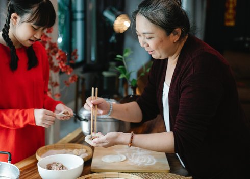 4_Calgary Woman and daughter cooking together